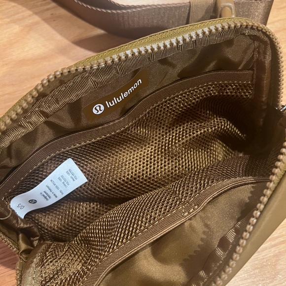 Lululemon Everywhere Belt Bag - Picture 3 of 5
